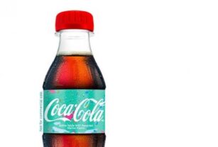 Primera botella de plástico reciclado del mar