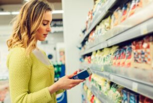 Consumidora-leyendo-etiquetado-de-alimento