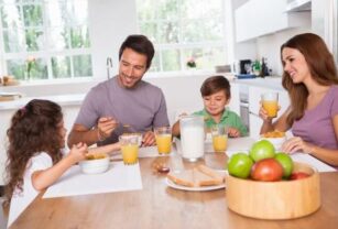 Familia desayunando