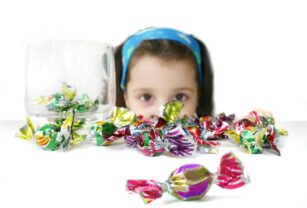 Niña mirando dulces