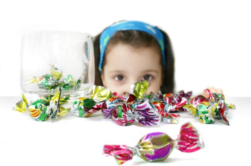 Niña mirando dulces