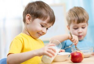 Niños consumiendo lácteos