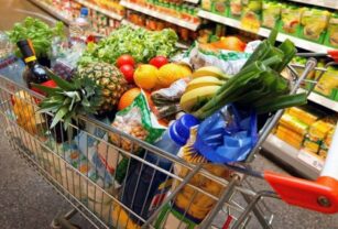 Carrito de supermercado con comida