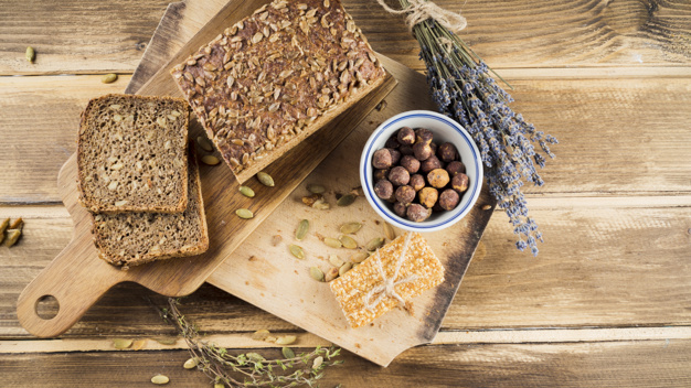 El pan de barra es una fuente de carbohidratos, proteínas, grasas, vitaminas, minerales y fibras; además, es una variedad de pan de fermentación.