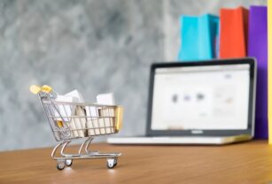 La confinamiento obliga a la gente a trabajar desde sus casas, fue así como se creó una oportunidad para el comercio electrónico y los deliverys.mia