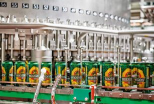 La llenadora de latas de KHS es más higiénica gracias a la eliminación de la lubricación por agua en el área del carrusel de llenado.
