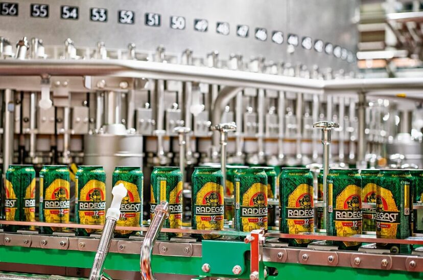 La llenadora de latas de KHS es más higiénica gracias a la eliminación de la lubricación por agua en el área del carrusel de llenado.