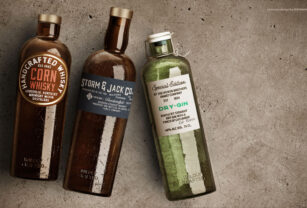 La botella de vidrio reciclado de Wildly Crafted recibió el Premio Pentawards 2020 al Mejor Packaging Sostenible.