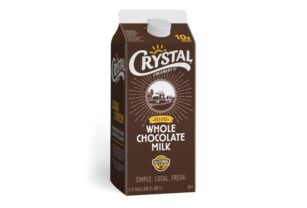 Estados Unidos.- La nueva leche con chocolate premium de Crystal Creamery, está endulzada con azúcar de caña pura. Se elabora con leche fresca procedente de granjas familiares locales compuestas por vacas que nunca han sido tratadas con hormonas de crecimiento. La leche con chocolate se elabora con leche fresca procedente de granjas familiares locales, de vacas nunca tratadas con hormonas de crecimiento. Además, está formulada con ingredientes de la más alta calidad, cada porción es una excelente fuente de calcio y contiene 10 gramos de proteína y 230 calorías. Una de las novedades de Crystal Creamery es que su leche con chocolate está endulzada con azúcar de caña pura, no con jarabe de maíz con alto contenido de fructosa. Toda la nueva oferta se unirá a la leche con chocolate baja en grasa al 1 % de Crystal Creamery que ya está en producción. También refleja el compromiso de la empresa con ingredientes más limpios. Demanda de leche con chocolate El fuerte crecimiento de las ventas de leche entera en el último año es una prueba de que los consumidores continúan buscando productos lácteos y adoran la textura suave como la seda de los productos de leche entera. La leche con chocolate es un producto de excelente sabor que no solo está alineado con las tendencias de los consumidores. Sino que también satisface la necesidad de los establecimientos de servicios de alimentos de crear bebidas especiales populares con un producto de leche con chocolate de primera calidad. Desde un punto de vista científico, la leche con chocolate parece ser un alimento interesante para algunas personas. Sin embargo, no debe olvidarse que también representa una fuente importante de azúcares añadidos. Y que para muchos atletas, la ingesta adicional en su dieta no es necesaria. Una porción de 250 mililitros de leche con chocolate contiene casi 30 gramos de azúcar, incluidos 18 gramos de azúcar añadido, el resto proviene de la lactosa presente de forma natural en la leche.