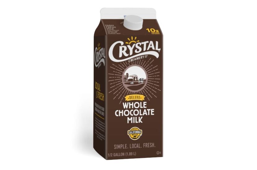Estados Unidos.- La nueva leche con chocolate premium de Crystal Creamery, está endulzada con azúcar de caña pura. Se elabora con leche fresca procedente de granjas familiares locales compuestas por vacas que nunca han sido tratadas con hormonas de crecimiento. La leche con chocolate se elabora con leche fresca procedente de granjas familiares locales, de vacas nunca tratadas con hormonas de crecimiento. Además, está formulada con ingredientes de la más alta calidad, cada porción es una excelente fuente de calcio y contiene 10 gramos de proteína y 230 calorías. Una de las novedades de Crystal Creamery es que su leche con chocolate está endulzada con azúcar de caña pura, no con jarabe de maíz con alto contenido de fructosa. Toda la nueva oferta se unirá a la leche con chocolate baja en grasa al 1 % de Crystal Creamery que ya está en producción. También refleja el compromiso de la empresa con ingredientes más limpios. Demanda de leche con chocolate El fuerte crecimiento de las ventas de leche entera en el último año es una prueba de que los consumidores continúan buscando productos lácteos y adoran la textura suave como la seda de los productos de leche entera. La leche con chocolate es un producto de excelente sabor que no solo está alineado con las tendencias de los consumidores. Sino que también satisface la necesidad de los establecimientos de servicios de alimentos de crear bebidas especiales populares con un producto de leche con chocolate de primera calidad. Desde un punto de vista científico, la leche con chocolate parece ser un alimento interesante para algunas personas. Sin embargo, no debe olvidarse que también representa una fuente importante de azúcares añadidos. Y que para muchos atletas, la ingesta adicional en su dieta no es necesaria. Una porción de 250 mililitros de leche con chocolate contiene casi 30 gramos de azúcar, incluidos 18 gramos de azúcar añadido, el resto proviene de la lactosa presente de forma natural en la leche.