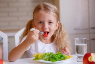 niña-comiendo-frutas-y-verduras