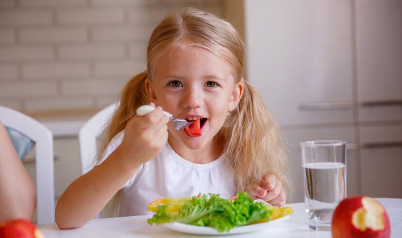 niña-comiendo-frutas-y-verduras