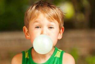 niño-mastica-chicle