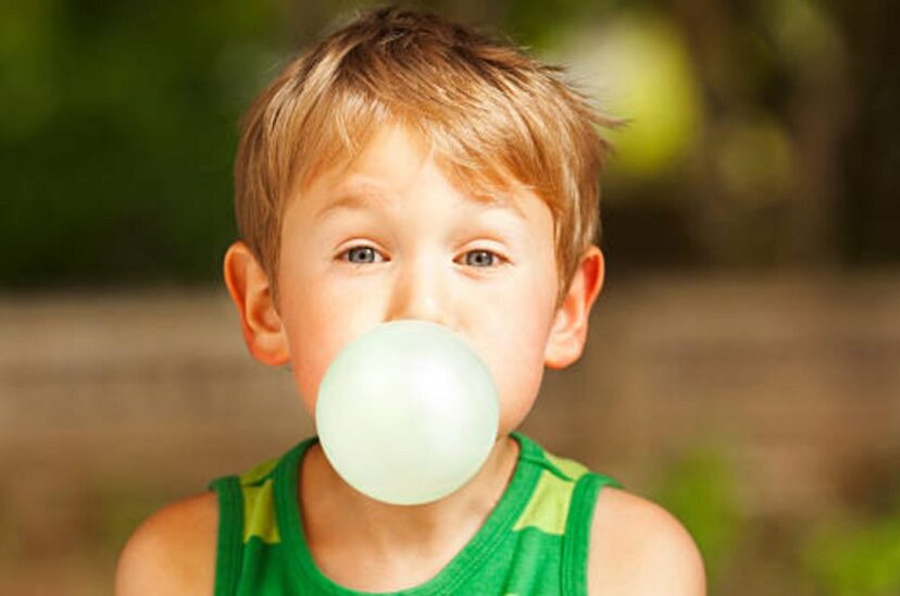 niño-mastica-chicle