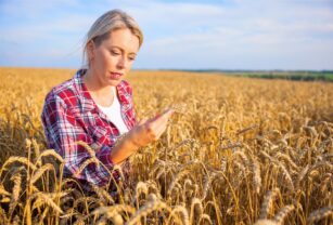 mujer-joven-agricultura