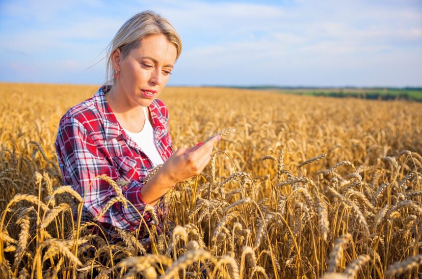 mujer-joven-agricultura