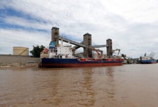 FOTO DE ARCHIVO: Granos son cargados a un barco para exportar en un puerto sobre el río Paraná cerca de Rosario