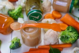 alimentos-bebes-sobre-superficie