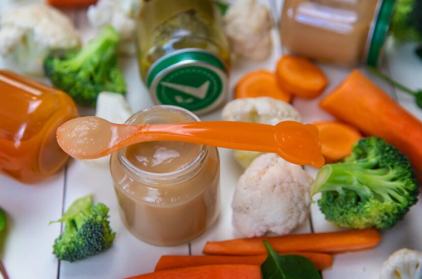 alimentos-bebes-sobre-superficie