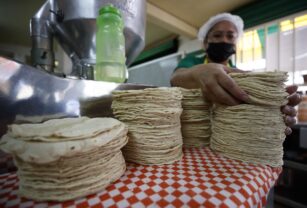 Caída de la inflación sorprende en México pero persistirá el aumento de tasas