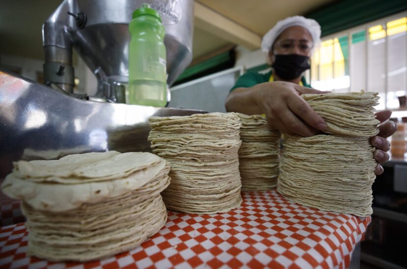 Caída de la inflación sorprende en México pero persistirá el aumento de tasas