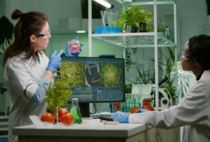 Mujer-en-la-tecnolog{ia-de-alimentos