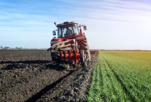 Félix Llerena, ingeniero agrónomo especialista en Suelos, presenta un libro que destaca la importancia del riego en la producción agrícola.