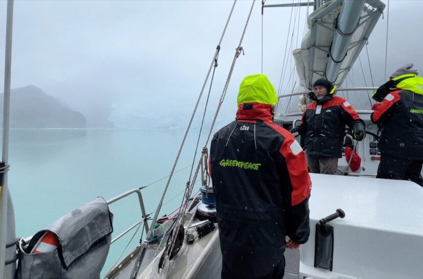 El barco "verde" que vigila a las salmoneras del prístino mar austral chileno