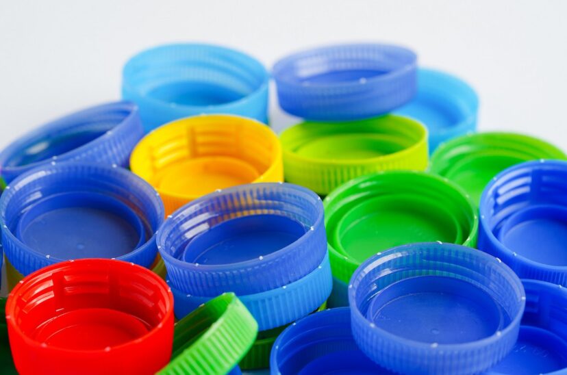tapas-botellas-plastico-colores-reciclar-sobre-fondo-blanco.