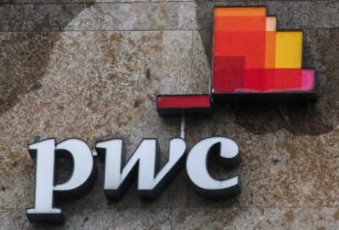 Ciudad de Panamá (EFE).- El 83 % de los empresarios de América Central y República Dominicana considera necesario contar con una estrategia de sostenibilidad para ser competitivos en su país, de acuerdo con una encuesta de la consultora PwC Interamericas. El estudio, que sondea al empresariado acerca de los criterios medioambientales, sociales y de gobernanza (ESG, por sus siglas en inglés), revela que han "comenzado a comprender" que estos "no solo son importantes para el bienestar de la sociedad y el medio ambiente, sino que también tienen un impacto significativo en la rentabilidad y la estabilidad financiera en las operaciones de una organización", dijo PwC. El compromiso de incluir los criterios ESG dentro de la estrategia empresarial "se vuelve evidente en la respuesta del 80 % de los encuestados, que manifiestan que la sostenibilidad es parte de la estrategia de la compañía o se encuentra entre sus temas prioritarios", argumenta la consultora. "Dicho de otra forma, el juego cambia cuando se introducen indicadores de sostenibilidad para medir el desempeño del negocio. Por tanto, su estrategia debe cambiar si quieres continuar dentro del juego", indicó el líder regional de Sostenibilidad y Cambio Climático de PwC Interaméricas, William Menjívar. El estudio revela que la innovación, el desarrollo de nuevos modelos de negocio y la sostenibilidad en la cadena de valor son los principales temas que los encuestados consideran más relevantes para los próximos 3 años en sus industrias. "Un 54 % de los líderes (encuestados) mencionaron que las prácticas de sostenibilidad les ha generado beneficios de rentabilidad a sus organizaciones, lo cual deja claro que aportan resultados como reducción de costos, mitigación de riesgos, generación de nuevas oportunidades de negocio y algo clave, aporta innovación a sus formas de trabajo y resiliencia". La importancia de estrategias de sostenibilidad Los directivos de empresas "están teniendo una visión más clara sobre la importancia de ESG y los riesgos y oportunidades que esta puede representar en la creación de valor a largo plazo, incluido el cambio climático y la escasez de recursos, diversidad e inclusión, entre otros”, afirma Marisol Arcia, socia directora en PwC Interaméricas. Sin embargo y, aunque se ha incrementado "significativamente la consciencia acerca de la importancia" de los criterios ESG, "aún hace falta camino por recorrer en materia del reporte de sostenibilidad". Un 76 % de las empresas no cuentan con un sistema de medición de gases de efecto invernadero, y el 89 % aún no prepara un informe de sostenibilidad. "La importancia de reportar sobre aspectos de sostenibilidad radica en cómo la compañía comunica (...) aspectos relevantes de su progreso en la sostenibilidad del negocio y sus esfuerzos por generar valor para la sociedad y el planeta, mientras continúa persiguiendo sus objetivos empresariales", afirma Menjívar. El territorio de PwC Interaméricas, que abarca Panamá, Costa Rica, Honduras, Nicaragua, El Salvador, Guatemala y República Dominicana, realizó la primera encuesta de aspectos ESG durante el último trimestre del año 2022. Foto: EFE/EPA/Focke Strangmann