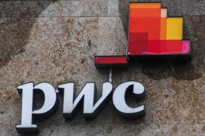 Ciudad de Panamá (EFE).- El 83 % de los empresarios de América Central y República Dominicana considera necesario contar con una estrategia de sostenibilidad para ser competitivos en su país, de acuerdo con una encuesta de la consultora PwC Interamericas. El estudio, que sondea al empresariado acerca de los criterios medioambientales, sociales y de gobernanza (ESG, por sus siglas en inglés), revela que han "comenzado a comprender" que estos "no solo son importantes para el bienestar de la sociedad y el medio ambiente, sino que también tienen un impacto significativo en la rentabilidad y la estabilidad financiera en las operaciones de una organización", dijo PwC. El compromiso de incluir los criterios ESG dentro de la estrategia empresarial "se vuelve evidente en la respuesta del 80 % de los encuestados, que manifiestan que la sostenibilidad es parte de la estrategia de la compañía o se encuentra entre sus temas prioritarios", argumenta la consultora. "Dicho de otra forma, el juego cambia cuando se introducen indicadores de sostenibilidad para medir el desempeño del negocio. Por tanto, su estrategia debe cambiar si quieres continuar dentro del juego", indicó el líder regional de Sostenibilidad y Cambio Climático de PwC Interaméricas, William Menjívar. El estudio revela que la innovación, el desarrollo de nuevos modelos de negocio y la sostenibilidad en la cadena de valor son los principales temas que los encuestados consideran más relevantes para los próximos 3 años en sus industrias. "Un 54 % de los líderes (encuestados) mencionaron que las prácticas de sostenibilidad les ha generado beneficios de rentabilidad a sus organizaciones, lo cual deja claro que aportan resultados como reducción de costos, mitigación de riesgos, generación de nuevas oportunidades de negocio y algo clave, aporta innovación a sus formas de trabajo y resiliencia". La importancia de estrategias de sostenibilidad Los directivos de empresas "están teniendo una visión más clara sobre la importancia de ESG y los riesgos y oportunidades que esta puede representar en la creación de valor a largo plazo, incluido el cambio climático y la escasez de recursos, diversidad e inclusión, entre otros”, afirma Marisol Arcia, socia directora en PwC Interaméricas. Sin embargo y, aunque se ha incrementado "significativamente la consciencia acerca de la importancia" de los criterios ESG, "aún hace falta camino por recorrer en materia del reporte de sostenibilidad". Un 76 % de las empresas no cuentan con un sistema de medición de gases de efecto invernadero, y el 89 % aún no prepara un informe de sostenibilidad. "La importancia de reportar sobre aspectos de sostenibilidad radica en cómo la compañía comunica (...) aspectos relevantes de su progreso en la sostenibilidad del negocio y sus esfuerzos por generar valor para la sociedad y el planeta, mientras continúa persiguiendo sus objetivos empresariales", afirma Menjívar. El territorio de PwC Interaméricas, que abarca Panamá, Costa Rica, Honduras, Nicaragua, El Salvador, Guatemala y República Dominicana, realizó la primera encuesta de aspectos ESG durante el último trimestre del año 2022. Foto: EFE/EPA/Focke Strangmann