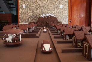 La Paz (EFE) - Una "Ciudad Cacao" con casas, vehículos y carruseles de chocolate y un breve recorrido con objetos antiguos, curiosidades y anécdotas sobre la relevancia de ese alimento en la historia son la oferta de "La Casa de los Besos" que abrirá sus puertas dentro de la "Larga Noche de Museos" prevista para este sábado en La Paz. "La Casa de los Besos" es una iniciativa del boliviano Carlos Gerl junto a Chocolates Cóndor, una de las industrias chocolateras más tradicionales de La Paz, y lleva ese nombre evocando a uno de los productos emblemáticos de esa fábrica que son los bombones llamados "besos de negro". "Es un breve recorrido por la historia del chocolate", comentó a EFE Gerl, psicólogo de profesión y gerente regional de Chocolates Cóndor en Cochabamba. La exposición, montada en una casa en el barrio de Bajo Següencoma, en el sur de La Paz, tiene diversos objetivos, uno de ellos "que se sepa y se visibilice que el departamento de La Paz es el primer productor de cacao a nivel nacional", con el 80 % de la producción del país, explicó. También es un reconocimiento a los llamados "guardianes de los bosques", los recolectores de cacao silvestre "que trabajan muy duro" en las zonas amazónicas bolivianas, como el norte de La Paz, desde donde viajan por varios días, incluso en canoa, para llevar el producto a las ciudades, destacó. "Y ese cacao silvestre es uno de los mejores del mundo. No lo digo yo, lo dicen los salones internacionales del cacao", recordó Gerl. Otro objetivo es "recuperar las tradiciones de La Paz y de Bolivia", como la de las "tertulias", las reuniones vespertinas o nocturnas en las que las familias compartían chocolate caliente con alguna bollería. "Era una costumbre muy arraigada, se hacía todas las noches y no solamente en Navidad (...) Lo que vamos a hacer esa noche es básicamente lo mismo, vamos a compartir acá chocolate caliente queriendo evocar las épocas de las tertulias de los años pasados", resaltó. Dulce ciudad El "plato fuerte" de la muestra es la "Ciudad Cacao", una maqueta de casi cuatro metros cuadrados que representa una pequeña ciudad de chocolate con 36 casas, dos carruseles, una iglesia, 25 árboles y 2 casetas de seguridad, detalló Gerl. Las calles de la "Ciudad Cacao" estarán transitadas por una decena de "petas" o "escarabajos", como se conoce a uno de los modelos populares de la firma Volkswagen, hechos también de chocolate. Como ocurre con La Paz, al fondo de esta ciudad de chocolate se luce también una versión a escala del icónico nevado Illimani, infaltable en el paisaje paceño. Además de la maqueta, la exposición incluye una réplica de un mapamundi de 1492 elaborado por Américo Vespucio y Cristóbal Colón, con la intención de representar el viaje del cacao desde América hasta Europa, según Gerl. También hay un cuadro que explica el proceso para transformar el cacao en chocolate y pequeños impresos con curiosidades sobre el consumo del producto a través de la historia. Como la leyenda que cuenta que Quetzalcóatl "robó el árbol del cacao a los dioses para regalarlo a los mortales y plantarlo en la tierra" con el fin de que, "al estar bien alimentados, los humanos sólo tendrían la ocupación de mejorarse explotando sus habilidades en las ciencias y las artes". O el paso de Colón por la isla de Guanaja, frente a las costas de lo que hoy es Honduras, cuyos habitantes le obsequiaron el cacao con el que se elaboraba el "xocolatl, una bebida de fuerte sabor que producía una gran energía y vitalidad". O la referencia histórica de que, de joven, el libertador Simón Bolívar fue enviado a Europa a estudiar y financió su estadía en el Viejo Continente llevando consigo "varias petacas repletas de cacao". Entre los objetos que se lucirán está una vajilla inglesa de 1904 de las que se usaban para las tertulias con chocolate caliente. En la muestra, que estará abierta solo durante la "Larga Noche de Museos" también habrá una especie de "mercadillo" en el que se expondrán y venderán varios productos. Foto: EFE/Luis Gandarillas
