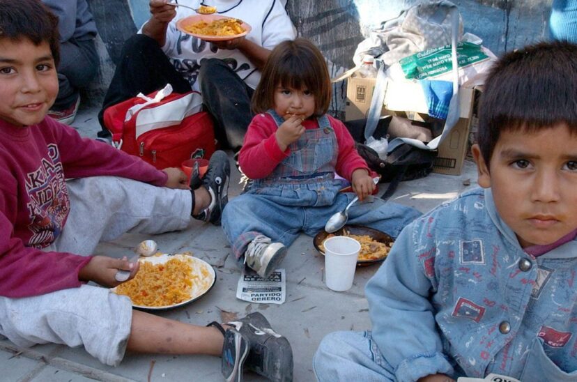 Una tercera parte de los niños argentinos pasan hambre y el 59% recibe sustento del Estado