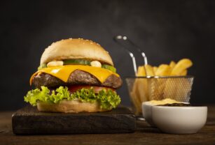 sabrosa-hamburguesa-papas-fritas