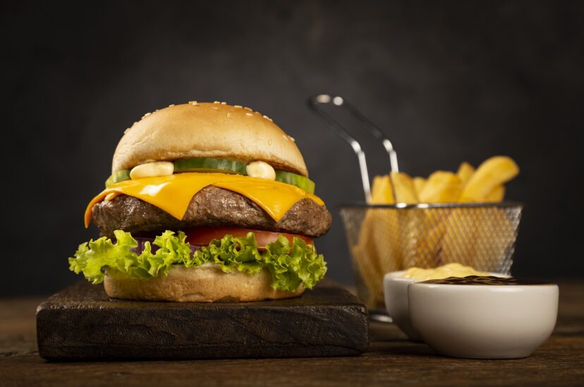 sabrosa-hamburguesa-papas-fritas