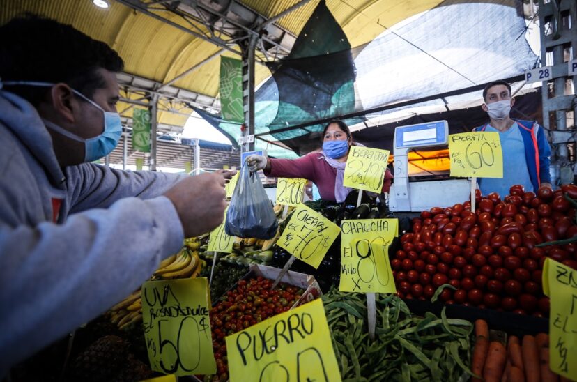 La pérdida del poder de compra por la elevada inflación golpea al consumo en Argentina