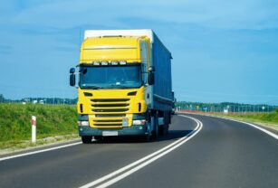camion-carretera-polonia-transporte-camion-entregando-algo-carga(1)