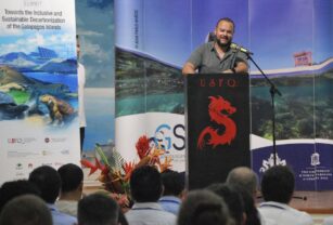 La meta de "carbono cero" en las Galápagos, a debate entre expertos reun