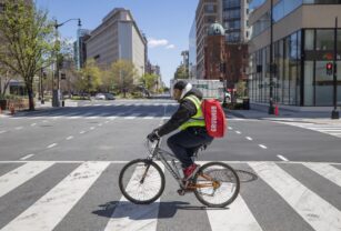 Las aplicaciones de comida a domicilio demandan a Nueva York por el salario mínimo