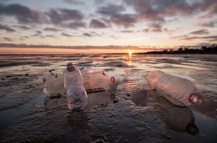 _botellas_plastico_playa