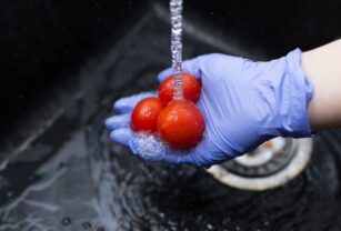 lavar-verduras-grifo-tomate-rojo